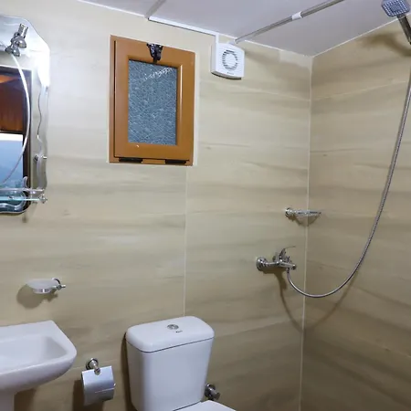 Bujtina Musta בית כפרי *